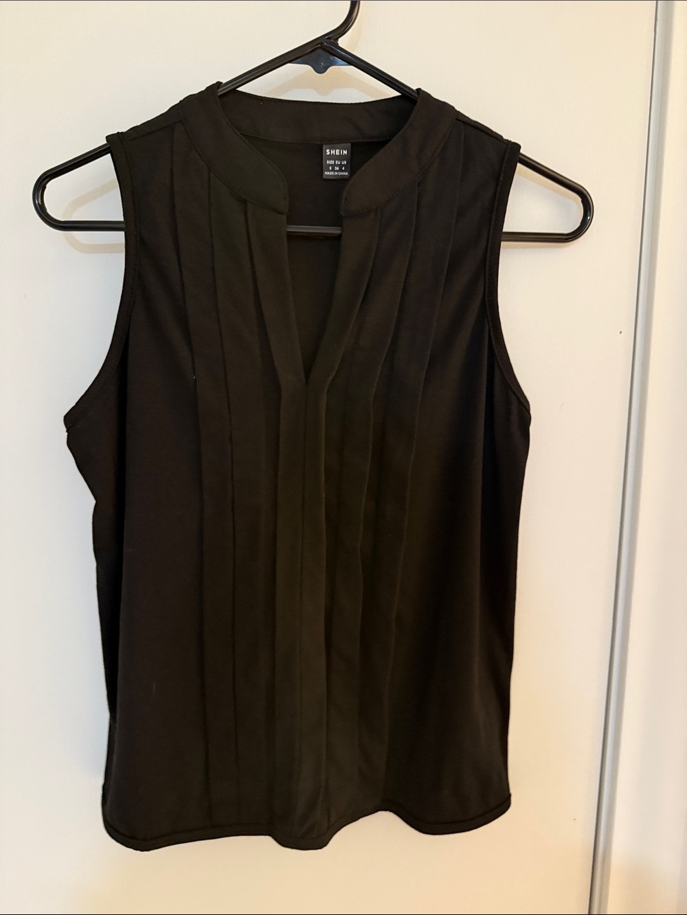 SHEIN Black Sleeveless Pleated V-Neck Camisole